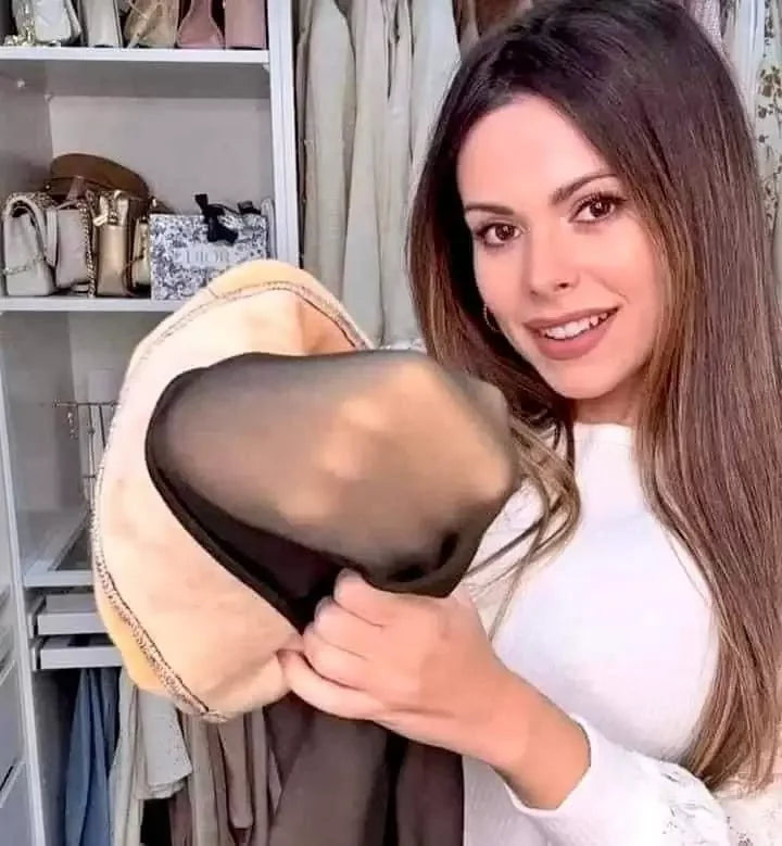 Mujer sonriente mostrando pantimedias elásticas en armario moderno, moda y confort en Shopidogo.